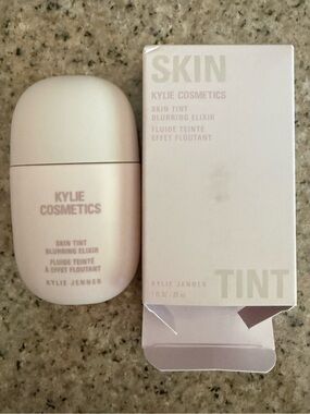 Kylie Cosmetics Skin Tint
Blurring Elixir- 2C